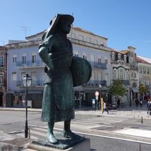 中央運河を渡る橋には、塩職人の銅像があります。