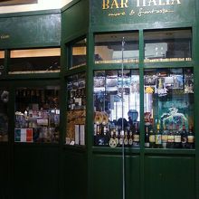 絵の中に出てきそうなお店。