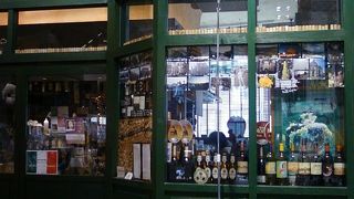 なかなか味のある外観や内装。