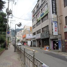 看板の横の通りはこんな感じ。カフェはどこ？