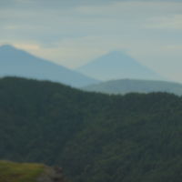王ヶ鼻から眺める八ヶ岳（左）と富士山（右）