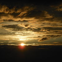 東館の部屋から望める　雲の合間から昇るご来光