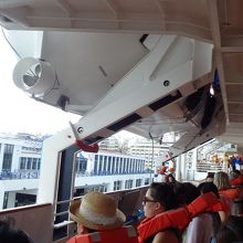 出航前に乗客全員の避難訓練が義務づけられています