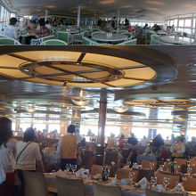 ビュッフェ（9階）とレストラン（4階）。ビュッフェは食べ放題