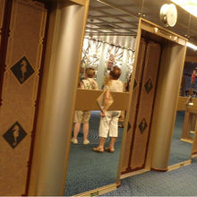 エレベーターは９階まで。「閉」ボタンが無くて待たされる