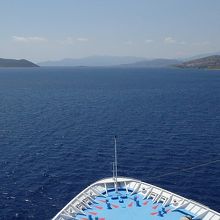 サモス海峡通過。左はトルコ、右はギリシャ