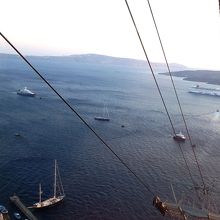 サントリーニ島のロープウェイに乗って海岸へ。沖合にクルーズ船