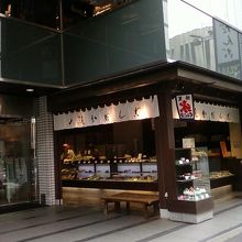 銀座にありそうなお店の外観です。