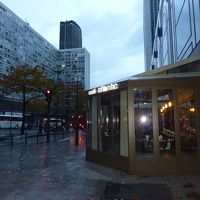 左はモンパルナス駅、奥に見えるビルがモンパルナス・タワー