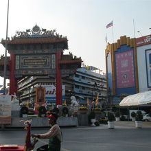 周りは車が頻繁に走っている。