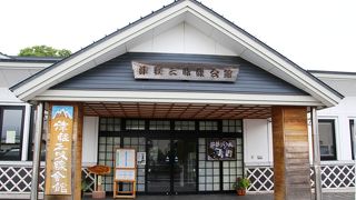 マイクなし生三味線のライブを聴くことが出来る津軽三味線の聖地
