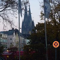 ホテルの前からはケルンの大聖堂も見えます