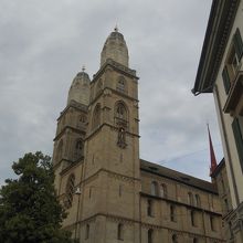 この大聖堂の裏の道を２００ｍほど登って大通りに出て右へ