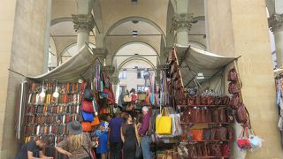 皮製品の露店群