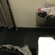 最前列でも足元は狭い