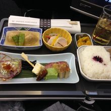 上海便ではテーブルクロス、味噌汁は出ない