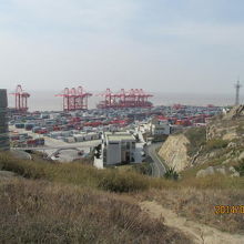 コンテナヤードが見えます。
