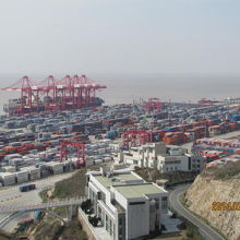 コンテナヤードには沢山のコンテナが並びます。