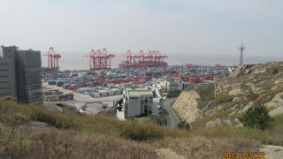 片道３時間掛けてコンテナヤードを見てもつまらない。人民広場の上海城市計画展示館で５分で見られる。