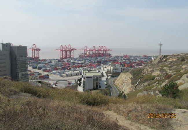 片道３時間掛けてコンテナヤードを見てもつまらない。人民広場の上海城市計画展示館で５分で見られる。