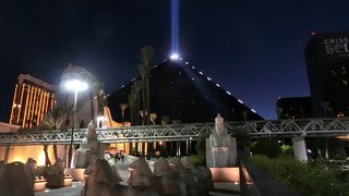 宇宙から光が見える！？ピラミッド型ホテル。