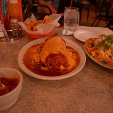 チキンブリトーとサラダ