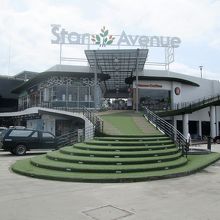 結構デザインにこだわっていそうなショッピングモールです