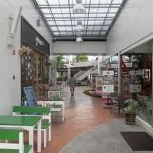 正面階段から２階に上って館内を進むと…