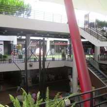 中心部分は吹き抜けになっています