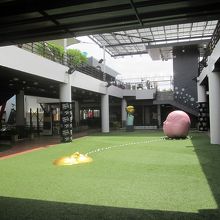 オブジェに大きなスペースを割いていますね