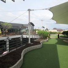 ３階の屋上部分に上がると、そこにはバーなどがありました