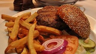 ランチはステーキサンドも良し、ハンバーガーも良し