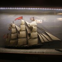 ライトアップされた客室の帆船模型です。