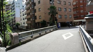 たもとにはテアトルエコーの劇場