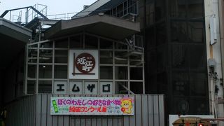 生の岩がきを食べさせてくれる店が行列