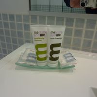 シャワージェルとコンディショニングシャンプーと石鹸です