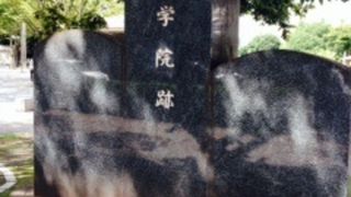 先進的な君主が創設