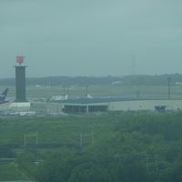 部屋から成田空港の滑走路と離陸する飛行機が見えます