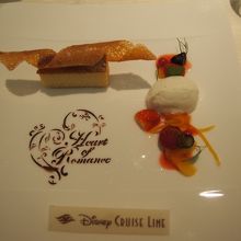 デザートには隠れミッキーがいます