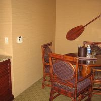 ダイニングテーブルと電子レンジ/下は冷蔵庫（冷凍庫無し）