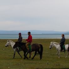 湖畔を馬で行く