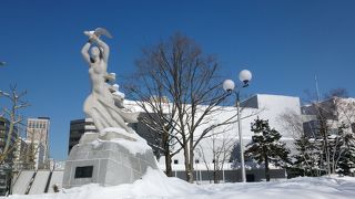 札幌市民会館の前にあります