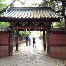 門をくぐり抜けて 