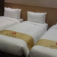 キャリーはベットの上で広げました。