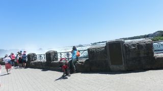 カナダ滝を真横から眺めてみれば