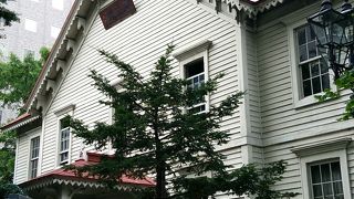 時計が付いている、ただの小屋だが、観光地のひとつ♪