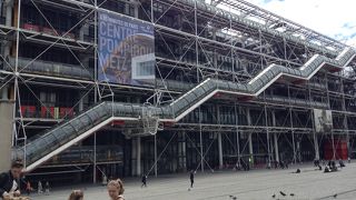 国立近代美術館、別称ポンピドゥー美術館は、現代美術の宝庫です。