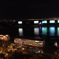 ８階のバーから見たサイゴン川の夜景