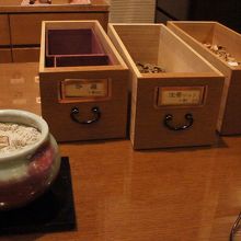 店内では一掴み数十万円クラスの香が楽しめます