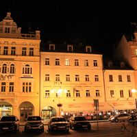 光に照らされた外観